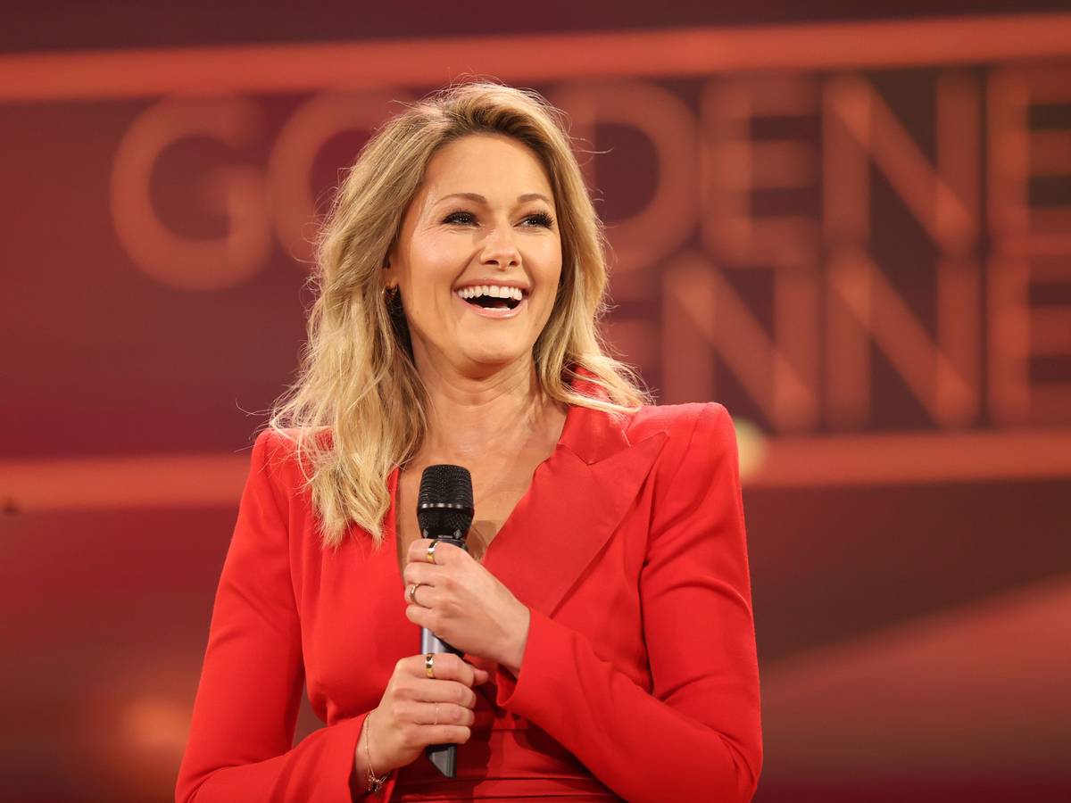Sängerin Helene Fischer steht während der Fernsehgala "Goldene Henne" auf der Bühne. Der Publikumspreis wird bereits zum 26. verliehen. Er wird an Stars aus Musik, Sport und Showgeschäft vergeben.