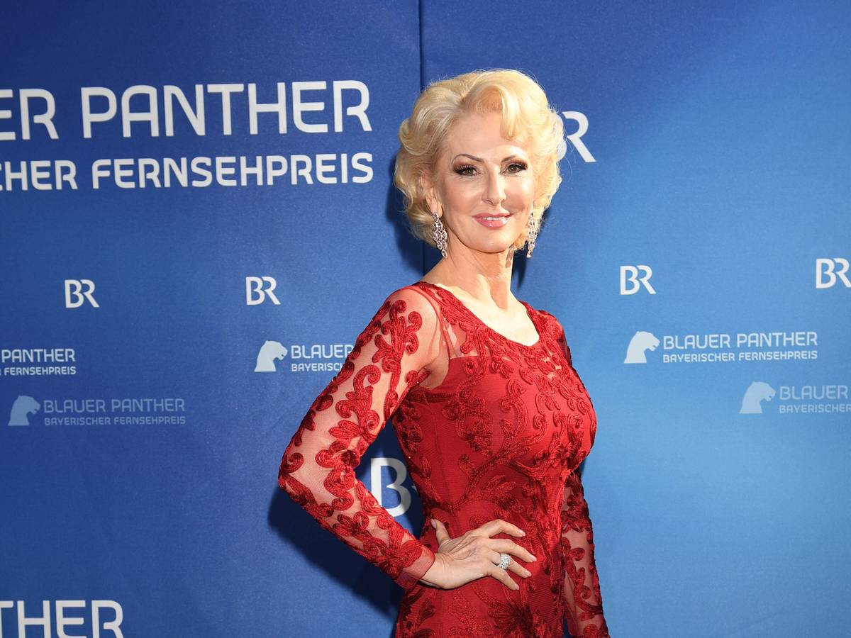 Die TV Darstellerin Désirée Nick kommt zur Verleihung des Bayerischen Fernsehpreises ins Prinzregententheater.