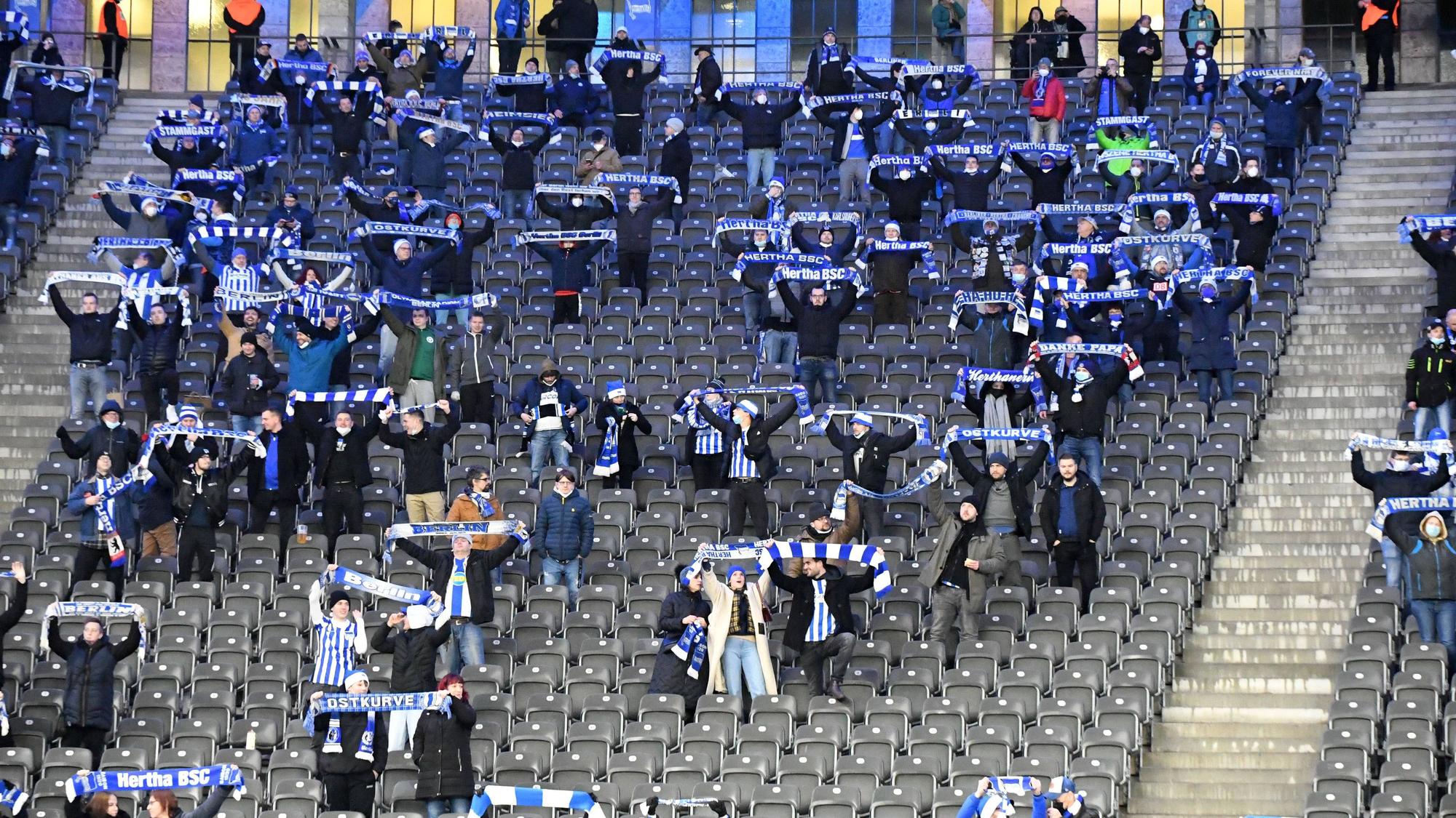 Fans von Hertha BSC besuchen das Heimspiel gegen Borussia Dortmund.