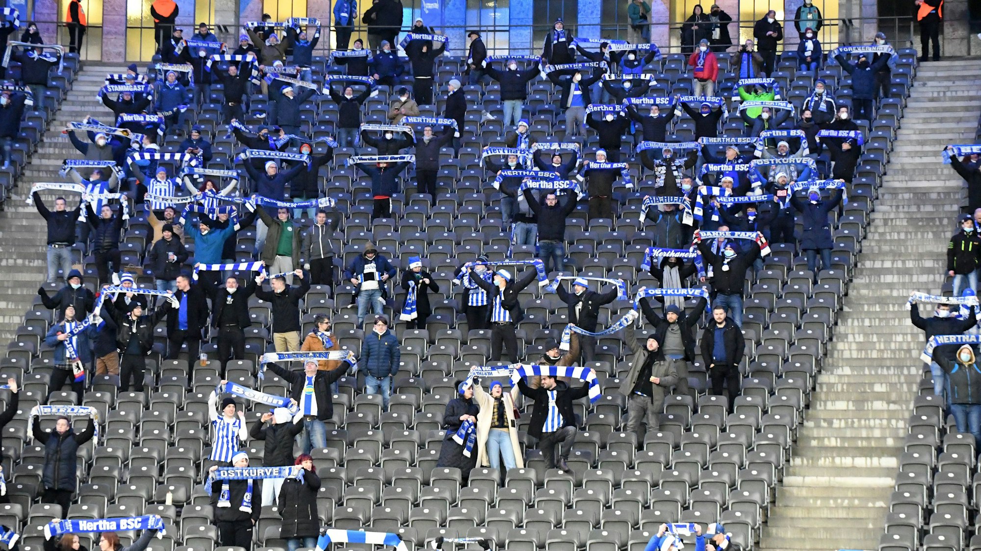 Fans von Hertha BSC besuchen das Heimspiel gegen Borussia Dortmund.