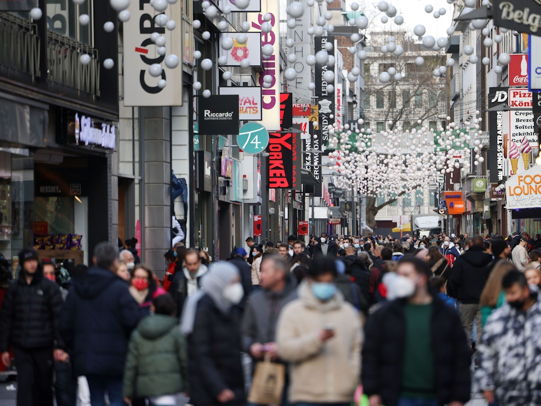 Menschen gehen durch die Hohe Strasse.