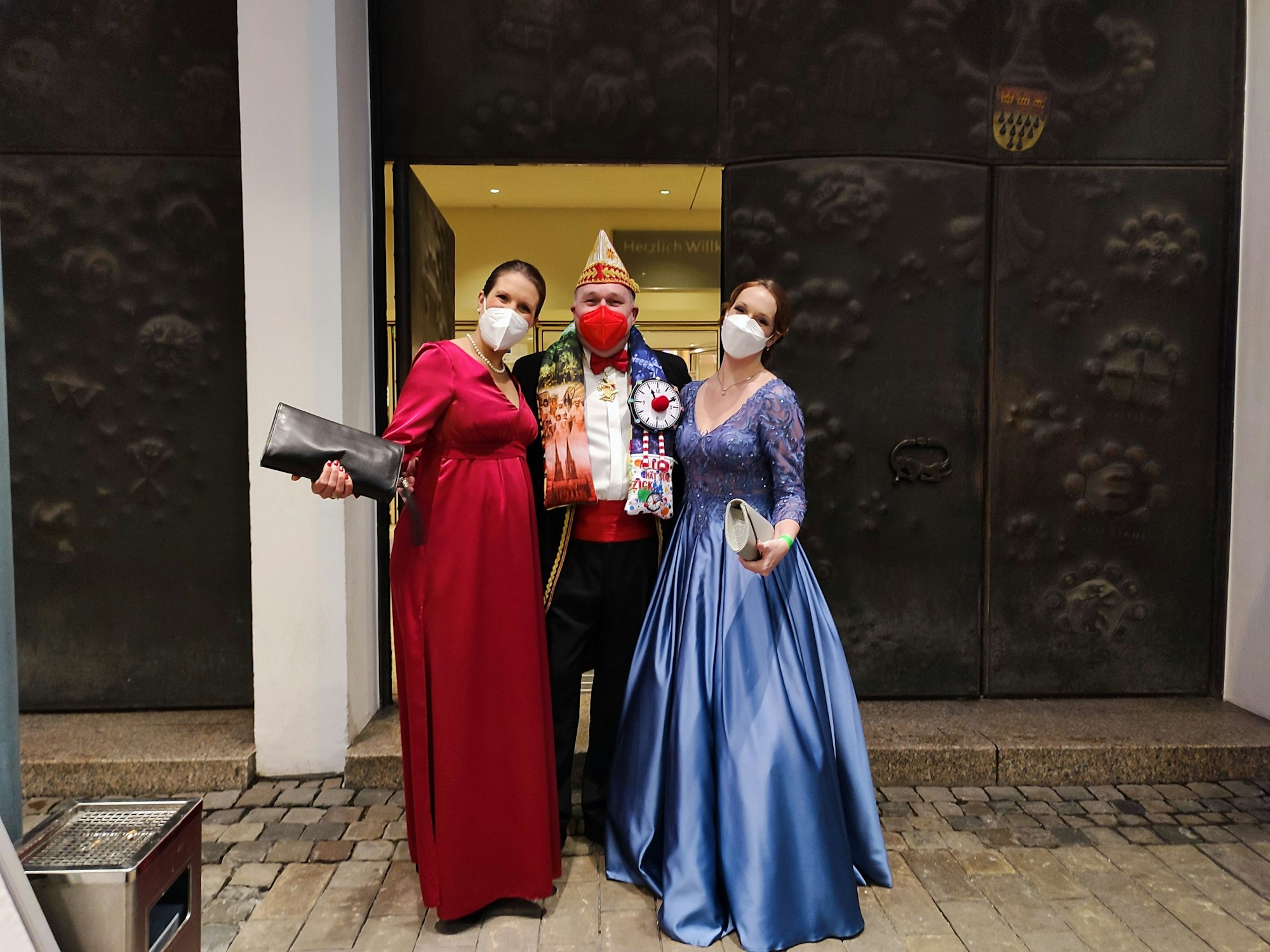Ann Katrin Glasemacher, Ralf Schlegelmilch und Isabel Oleff vor dem Gürzenich in kökn am 7. Januar.