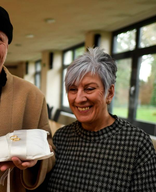Die Geschwister Frank Johannes Knepper (l) und Rita Knepper halten die Eheringe ihrer Eltern in der Hand, die sie heute überreicht bekommen haben.