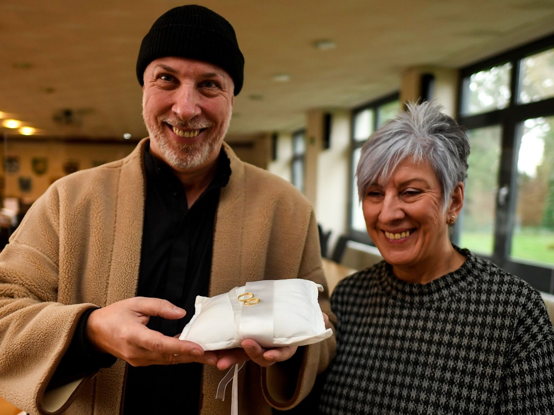 Die Geschwister Frank Johannes Knepper (l) und Rita Knepper halten die Eheringe ihrer Eltern in der Hand, die sie heute überreicht bekommen haben.
