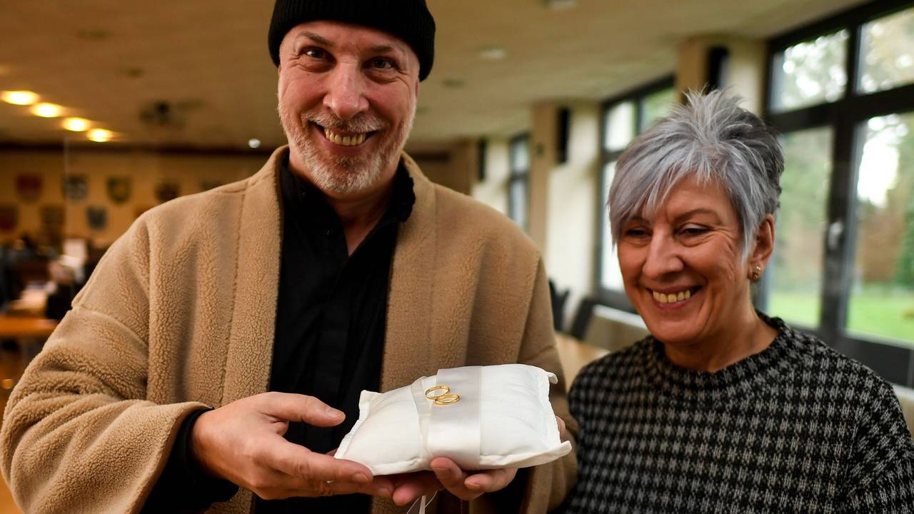 Die Geschwister Frank Johannes Knepper (l) und Rita Knepper halten die Eheringe ihrer Eltern in der Hand, die sie heute überreicht bekommen haben.