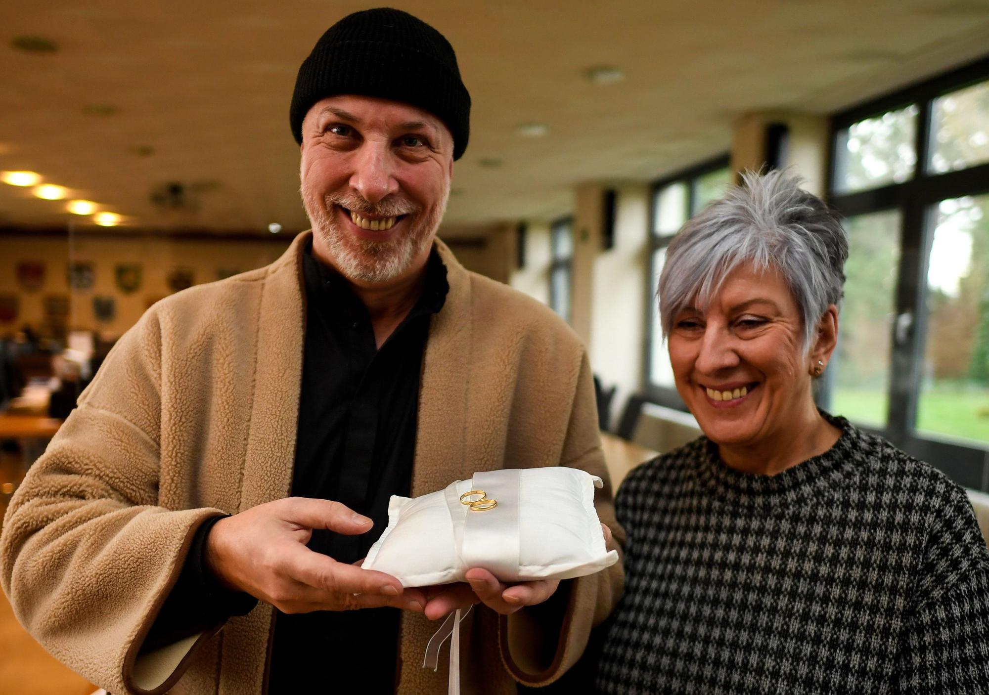 Die Geschwister Frank Johannes Knepper (l) und Rita Knepper halten die Eheringe ihrer Eltern in der Hand, die sie heute überreicht bekommen haben.