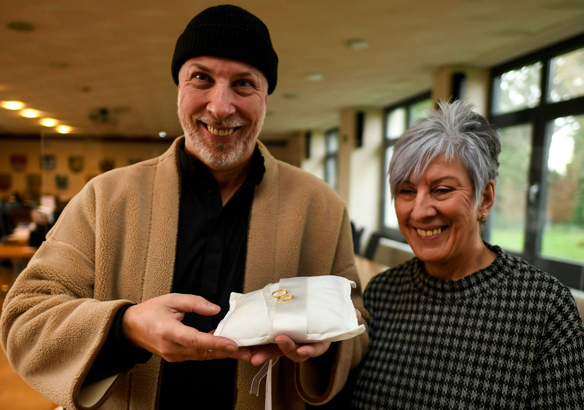 Die Geschwister Frank Johannes Knepper (l) und Rita Knepper halten die Eheringe ihrer Eltern in der Hand, die sie heute überreicht bekommen haben.
