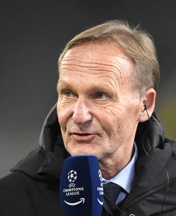 Hans-Joachim Watzke gibt vor einem BVB-Spiel ein TV-Interview.