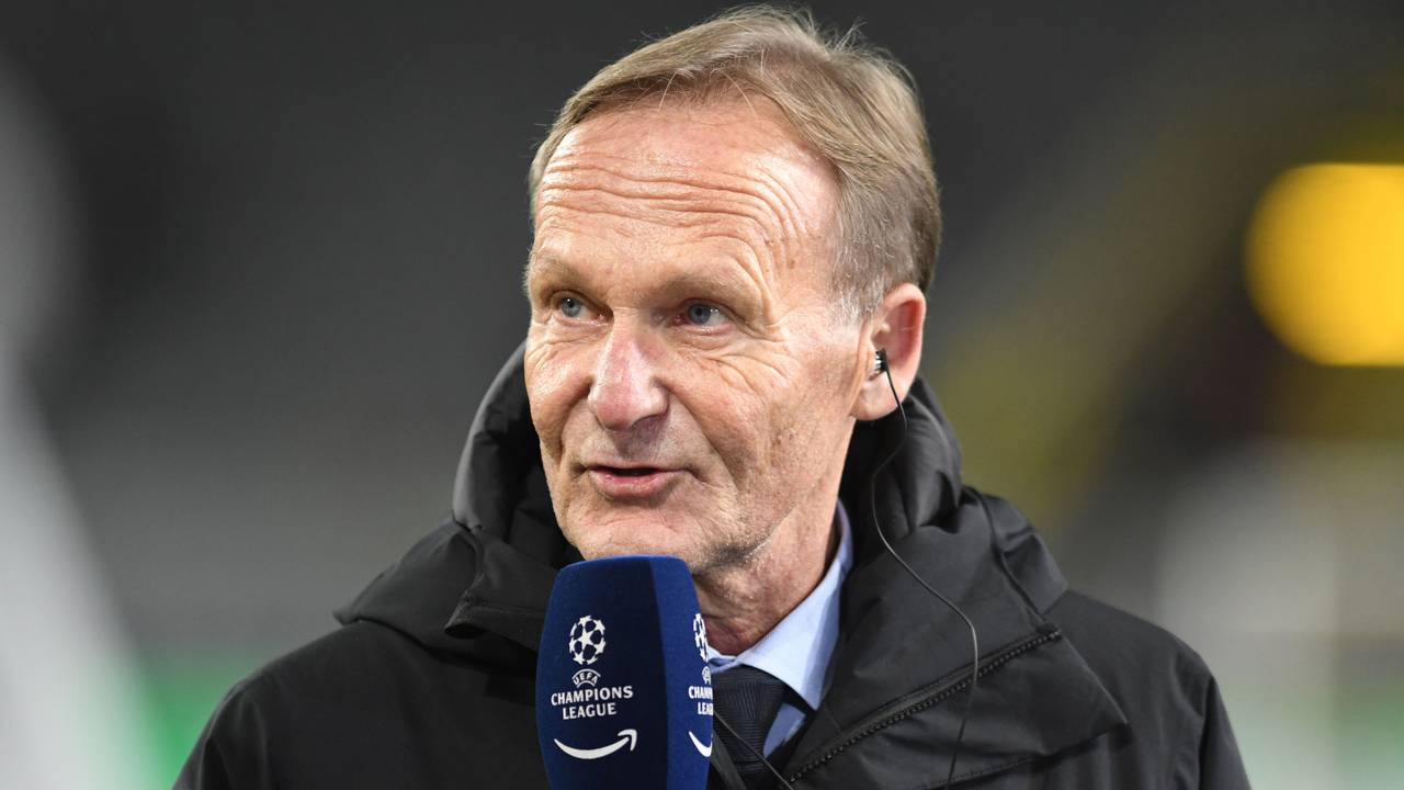Hans-Joachim Watzke gibt vor einem BVB-Spiel ein TV-Interview.