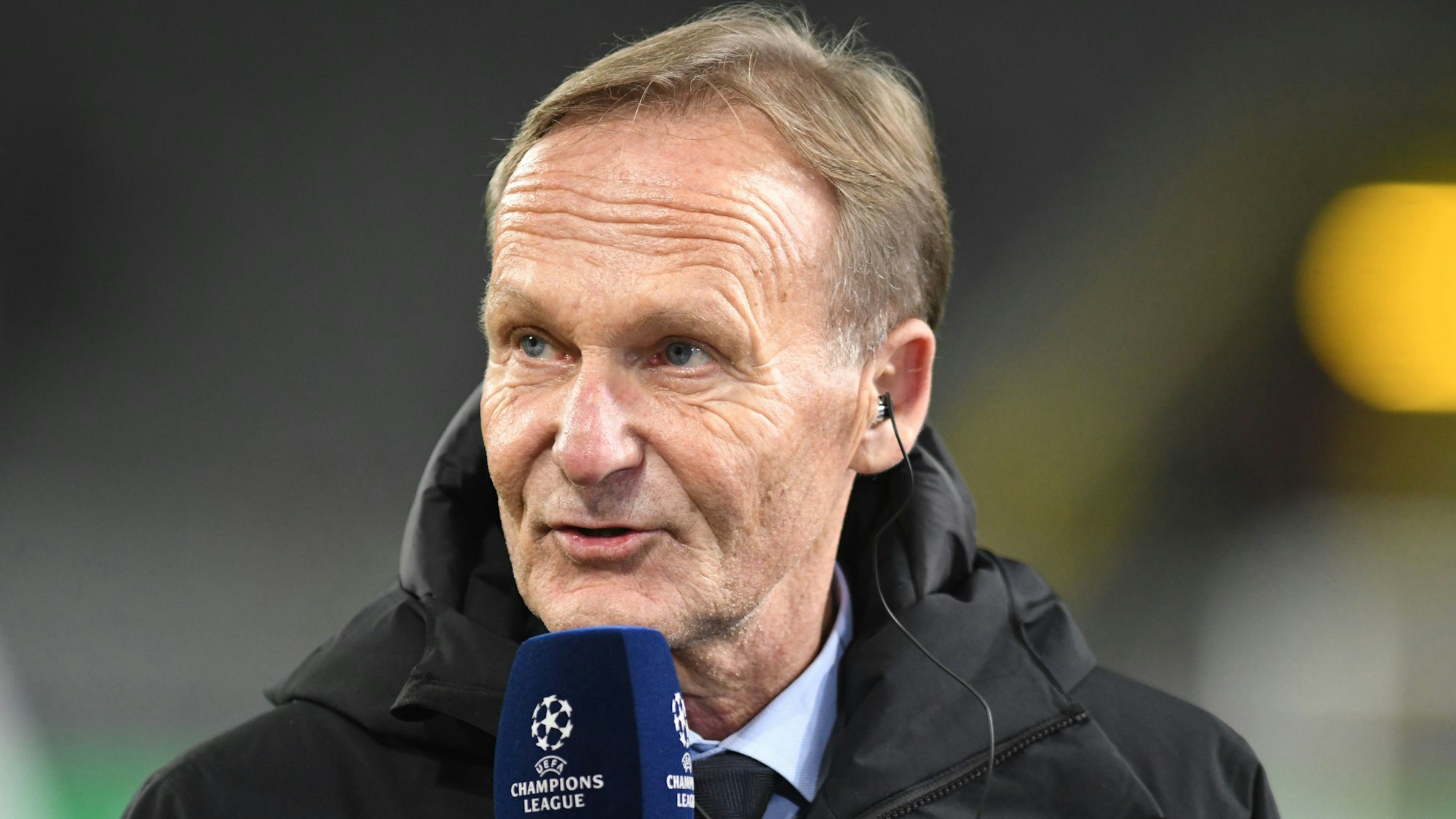 Hans-Joachim Watzke gibt vor einem BVB-Spiel ein TV-Interview.