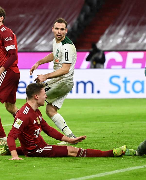 Joshua Kimmich kommt bei einer Chance für den FC Bayern München zu spät.