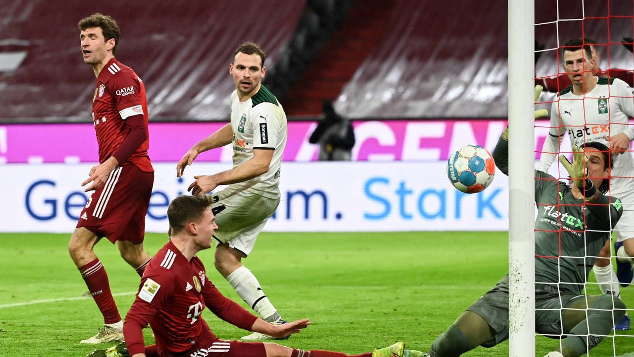 Joshua Kimmich kommt bei einer Chance für den FC Bayern München zu spät.