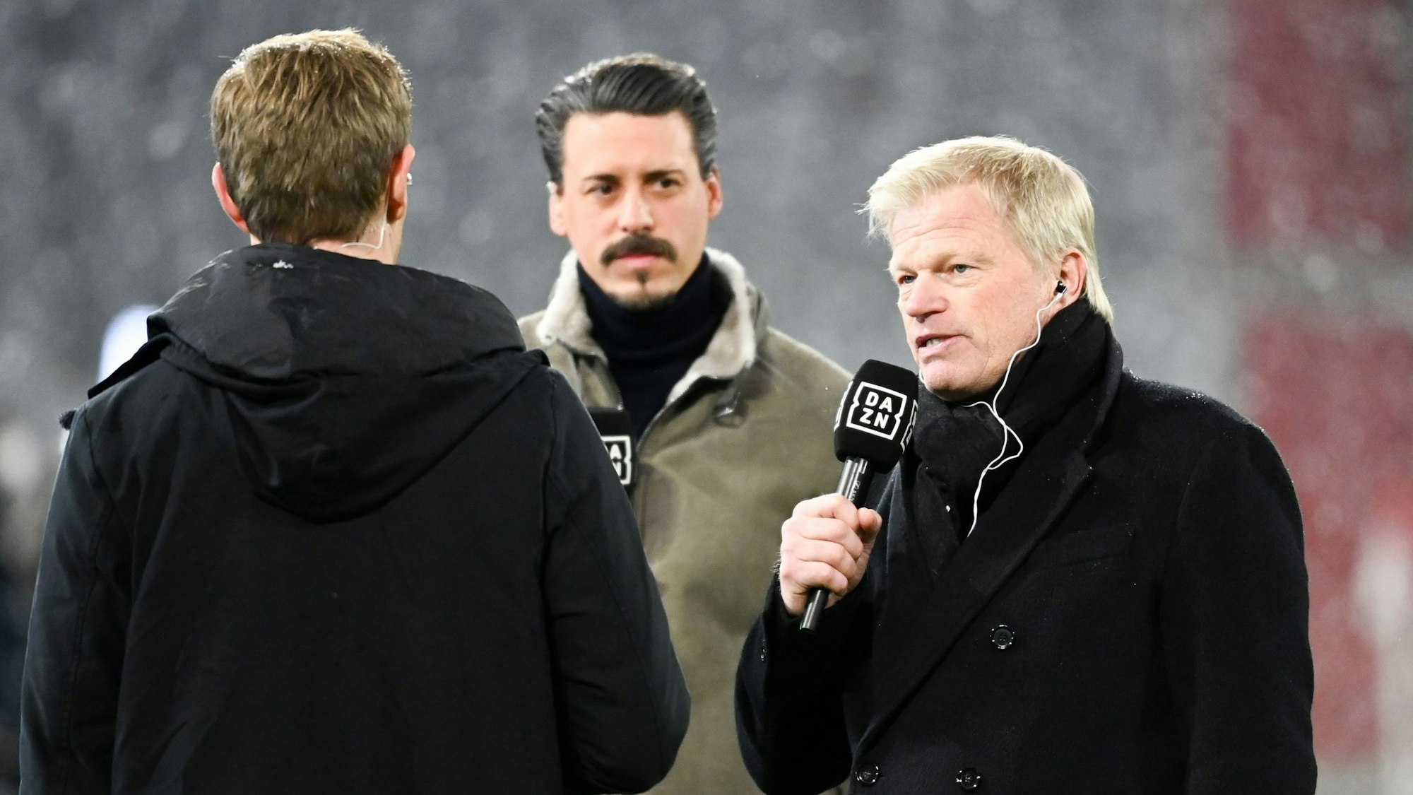 Oliver Kahn im TV-Interview mit DAZN.