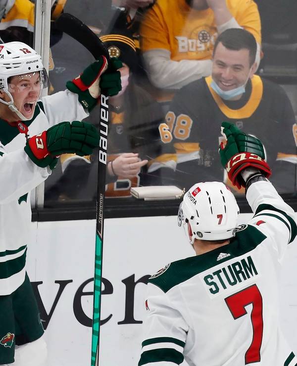 Nico Sturm jubelt für die Minnesota Wild gegen die Boston Bruins.