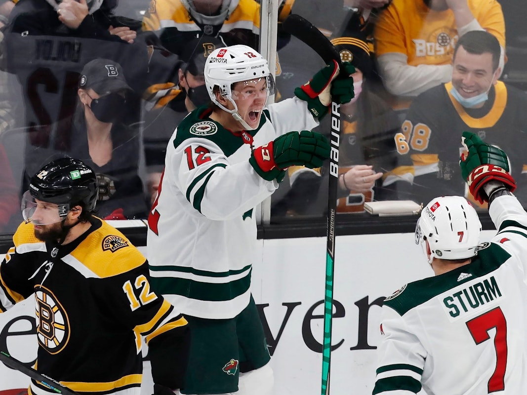 Nico Sturm jubelt für die Minnesota Wild gegen die Boston Bruins.