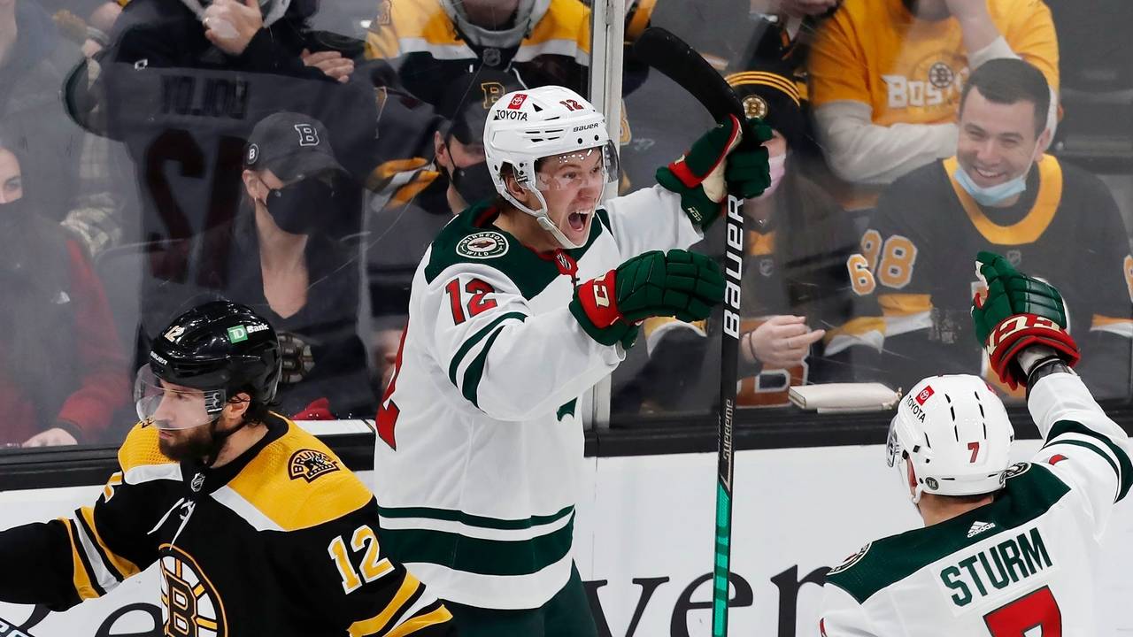 Nico Sturm jubelt für die Minnesota Wild gegen die Boston Bruins.