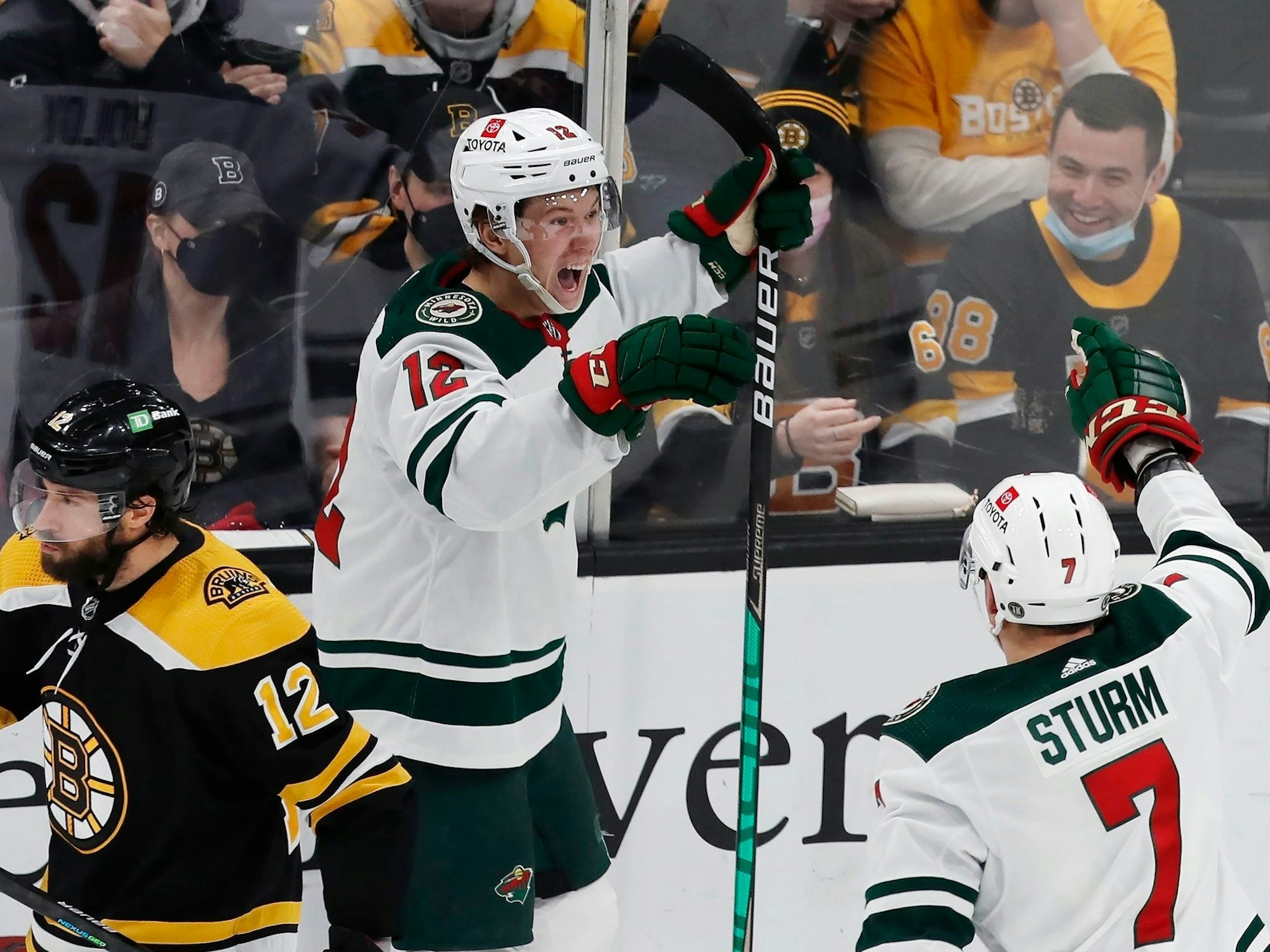 Nico Sturm jubelt für die Minnesota Wild gegen die Boston Bruins.