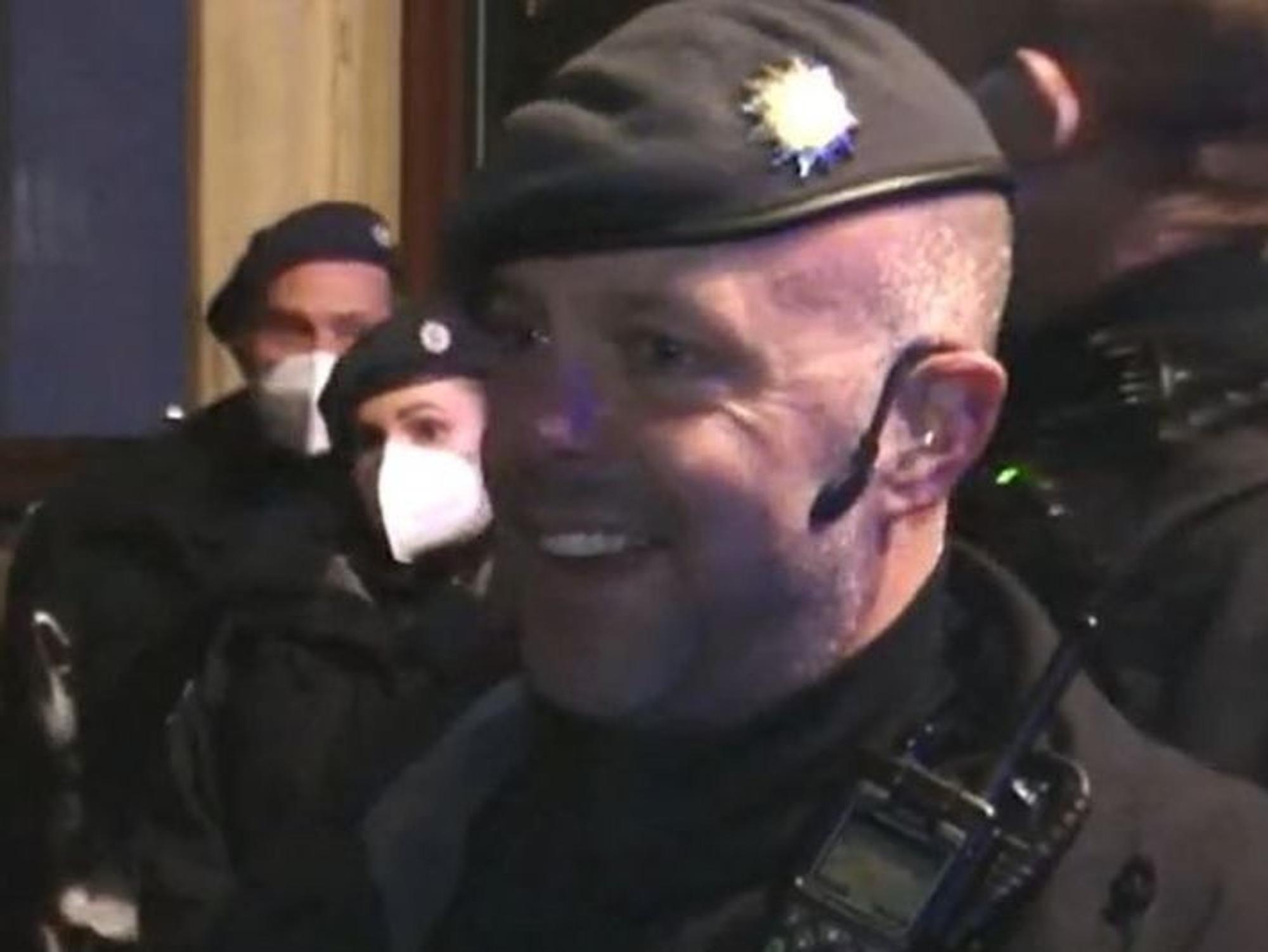 Diesem Polizisten aus Münster ist bei einem der sogenannten Corona-Aufmarsch von Schwurblern und Corona-Leugnern die Hutschnur gerissen. Ein Tagesschau-Ausschnitt davon geht gerade auf Twitter viral.