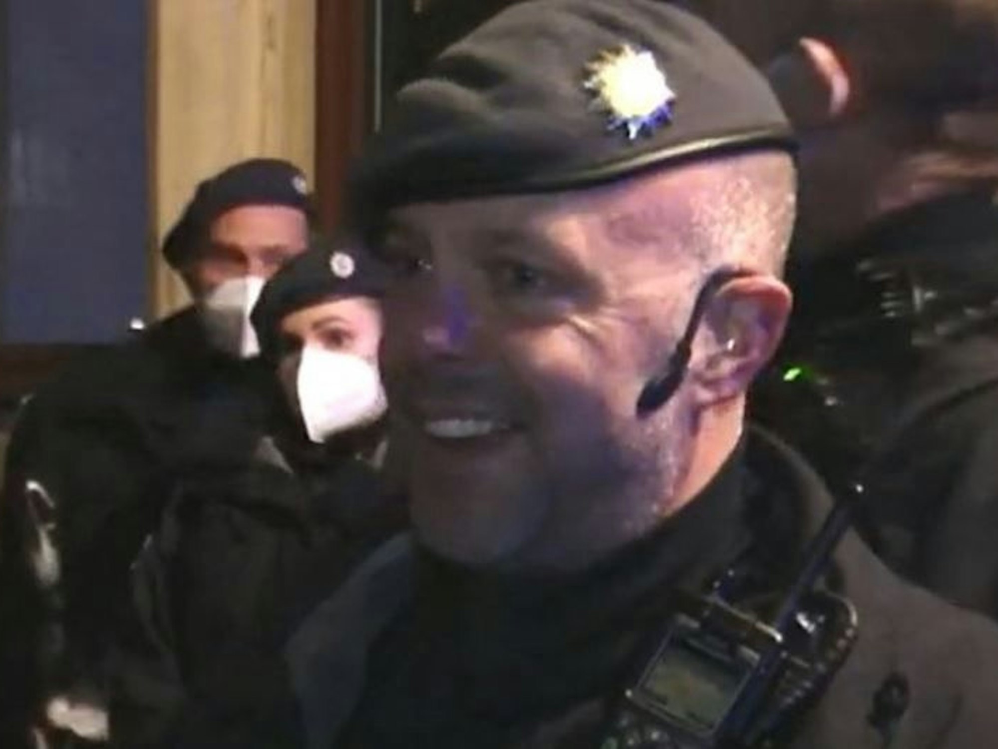 Diesem Polizisten aus Münster ist bei einem der sogenannten Corona-Aufmarsch von Schwurblern und Corona-Leugnern die Hutschnur gerissen. Ein Tagesschau-Ausschnitt davon geht gerade auf Twitter viral.