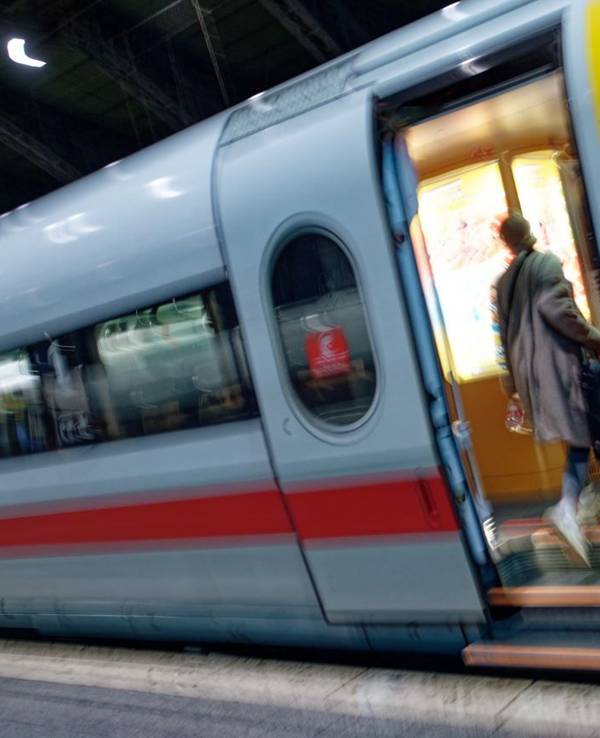 Köln: Eine Reisende steigt im Hauptbahnhof in einen ICE.