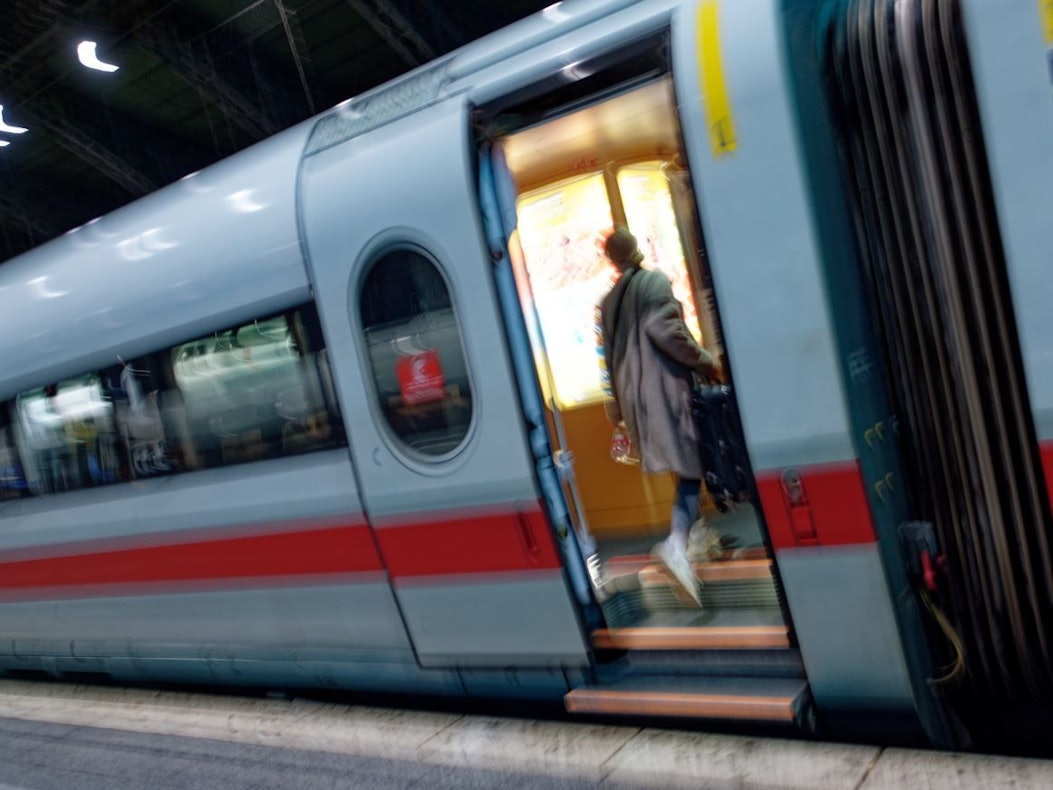 Köln: Eine Reisende steigt im Hauptbahnhof in einen ICE.