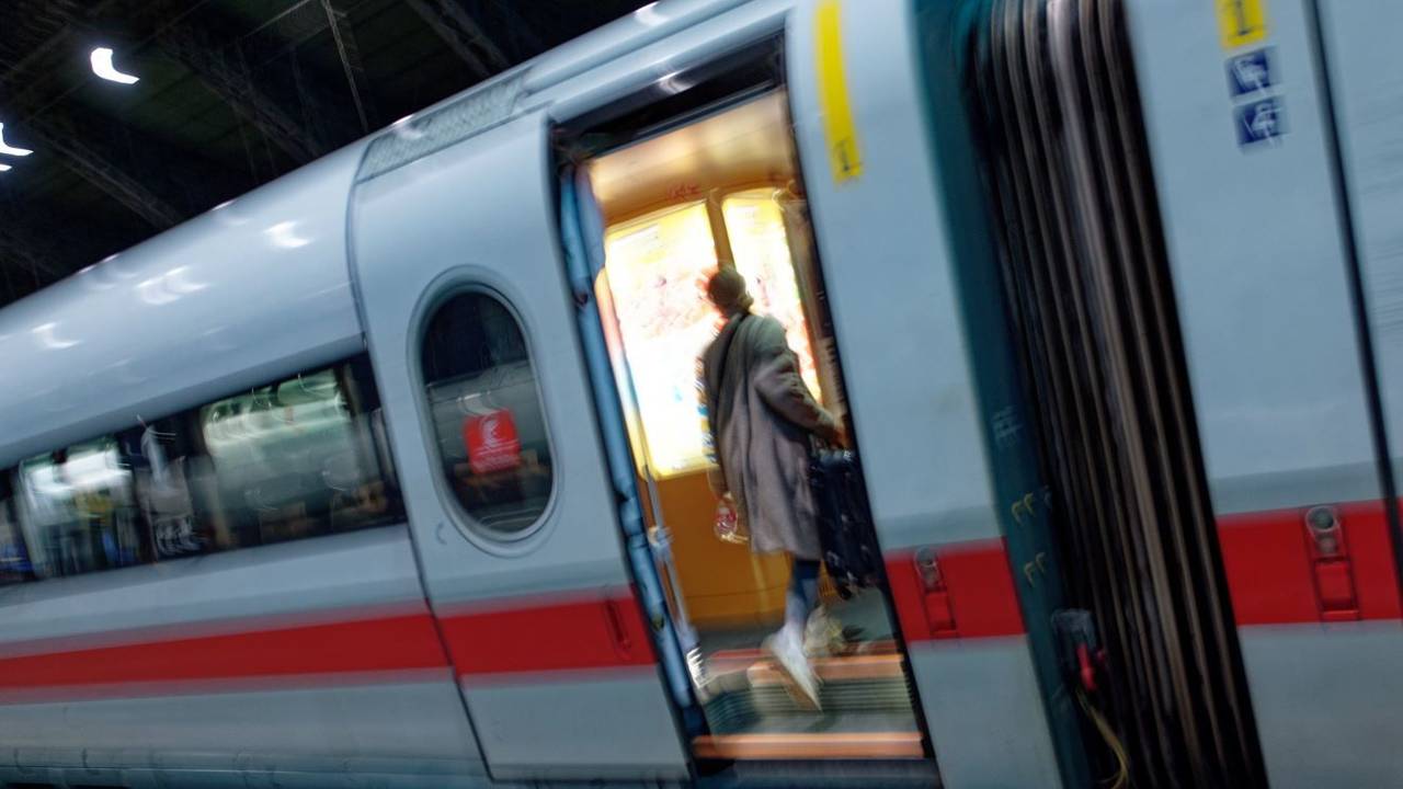 Köln: Eine Reisende steigt im Hauptbahnhof in einen ICE.