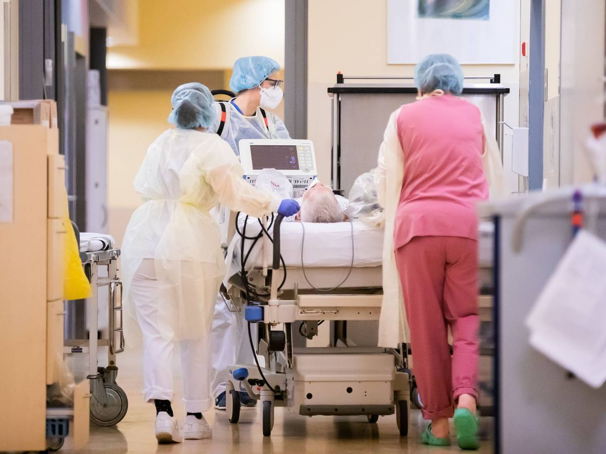 Eine Assistenzärztin (M) schiebt mit Intensivfachpflegerinnen auf der Intensivstation des Gemeinschaftskrankenhauses Havelhöhe das Krankenbett eines Covid-19-Patienten.