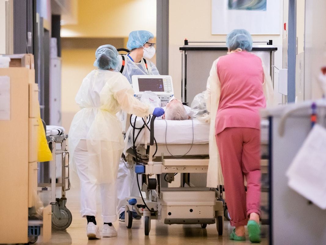 Eine Assistenzärztin (M) schiebt mit Intensivfachpflegerinnen auf der Intensivstation des Gemeinschaftskrankenhauses Havelhöhe das Krankenbett eines Covid-19-Patienten.