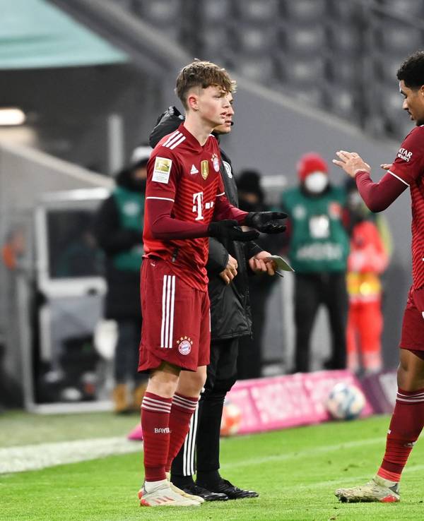 Paul Wanner klatscht im Spiel des FC Bayern mit Malik Tillman ab.