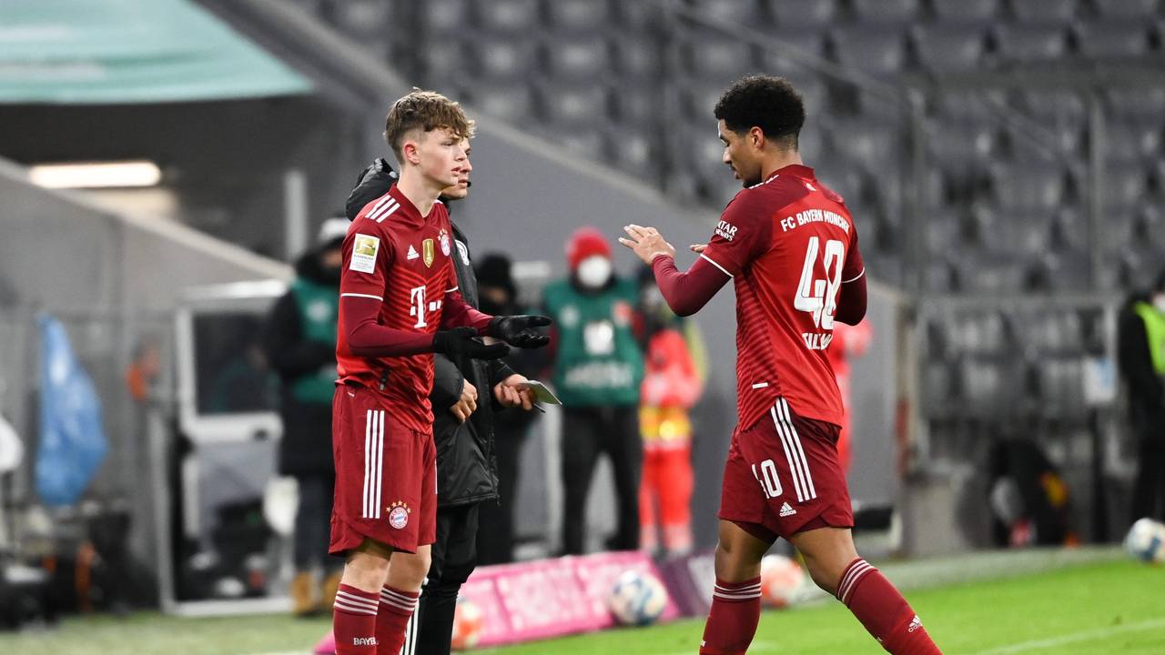 Paul Wanner klatscht im Spiel des FC Bayern mit Malik Tillman ab.
