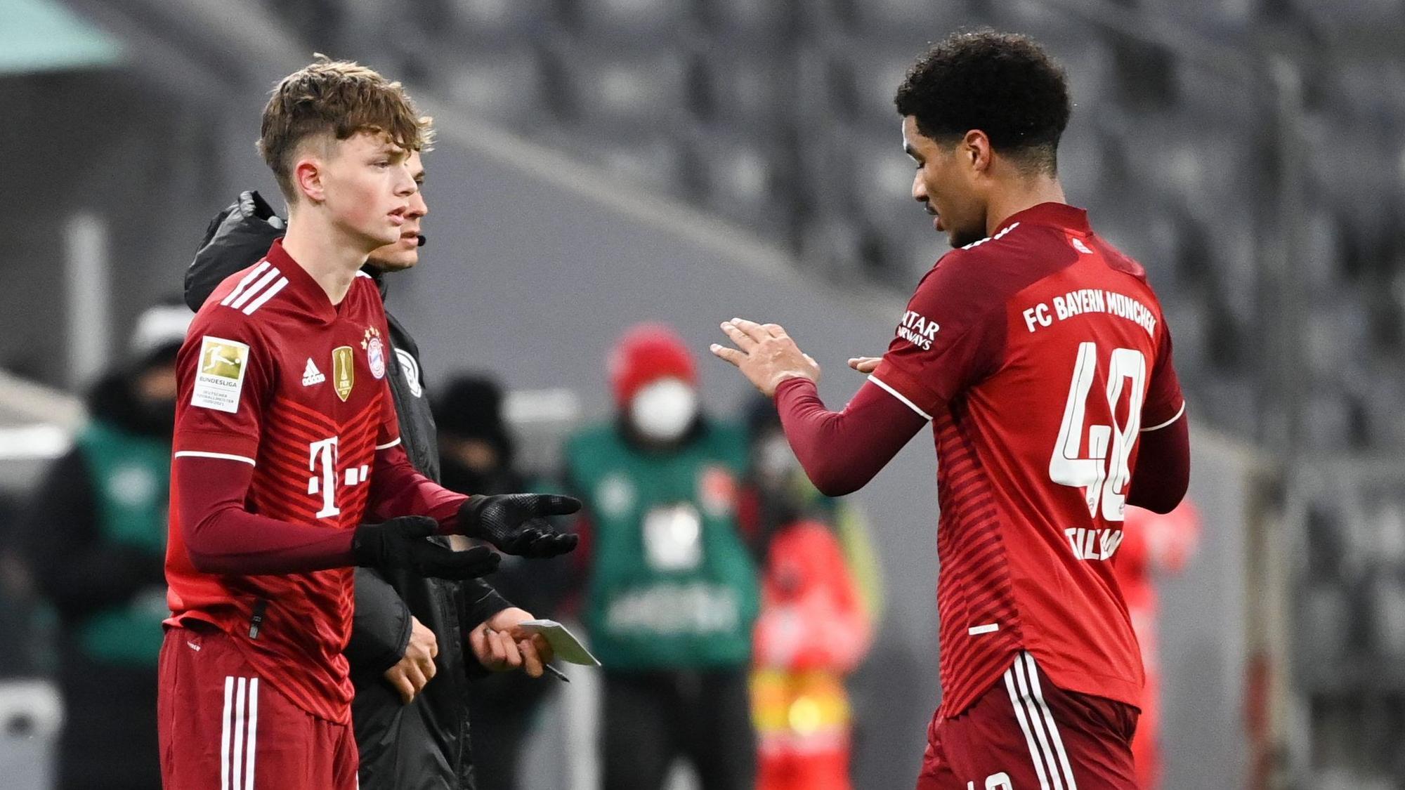 Paul Wanner klatscht im Spiel des FC Bayern mit Malik Tillman ab.