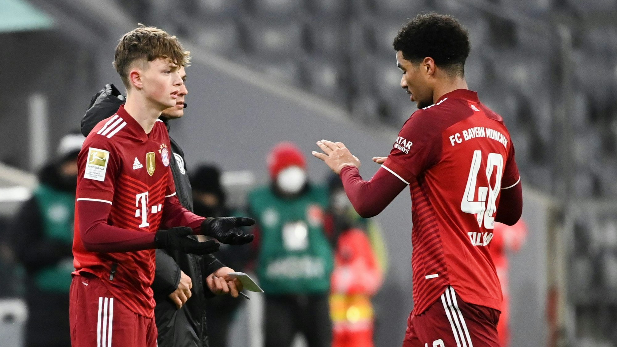 Paul Wanner klatscht im Spiel des FC Bayern mit Malik Tillman ab.