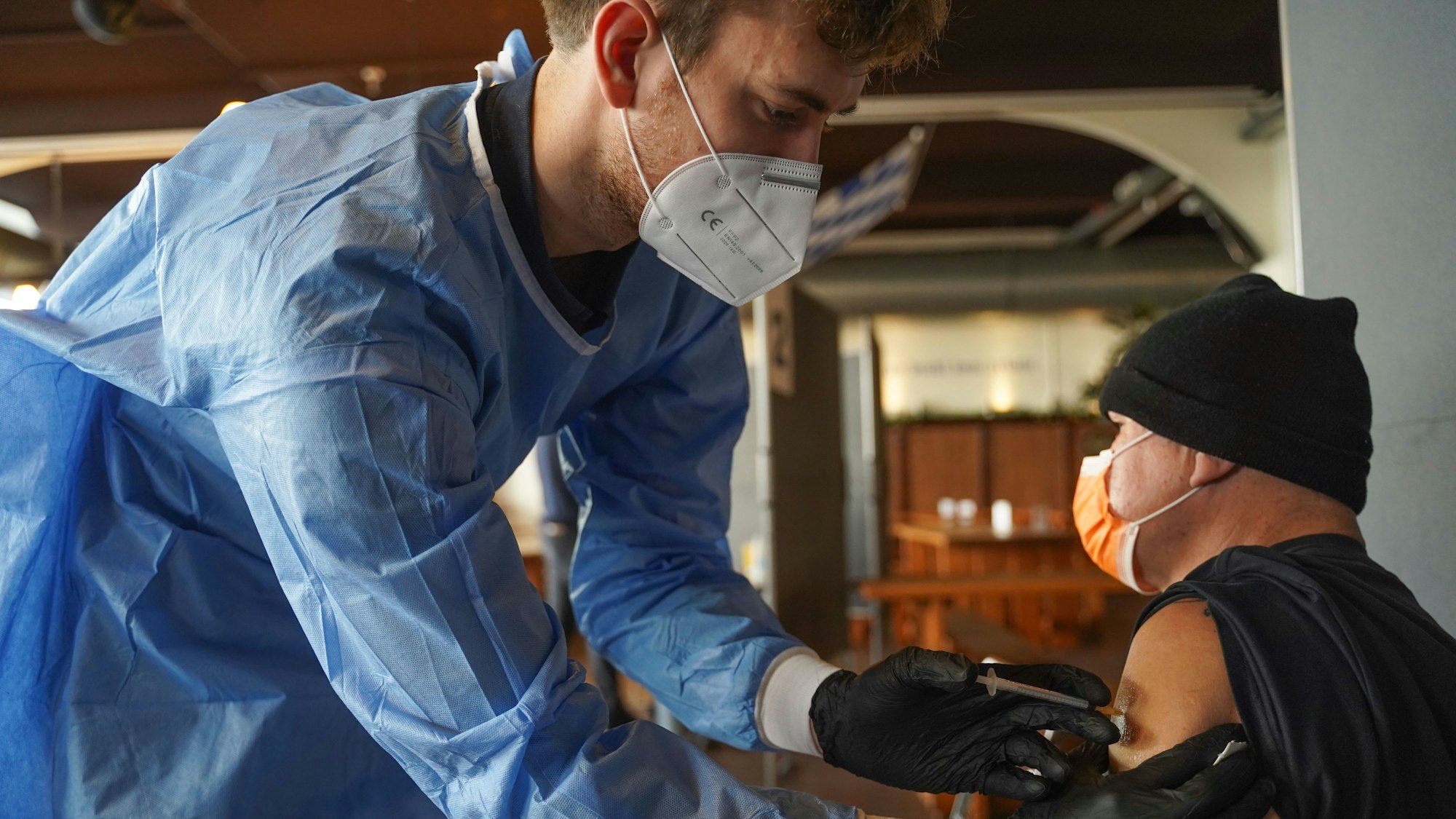 Der Arzt Jakob Ernst verabreicht eine Corona-Impfung mit dem Impfstoff von Moderna im "Hofbräu". Das Bild wurde am 7. Januar 2022 aufgenommen.