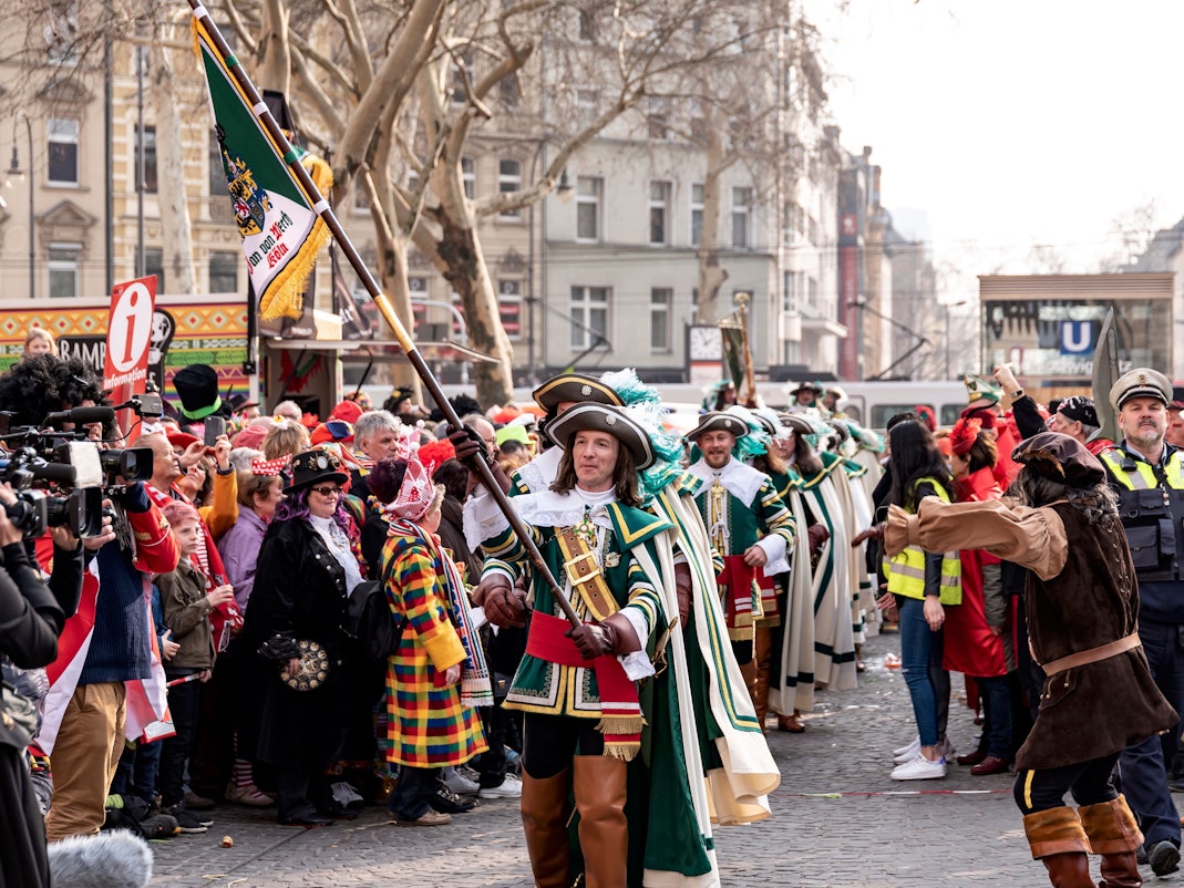 Historisches Schauspiel von Jan un Griet an der Severinstorburg in der Südstadt.