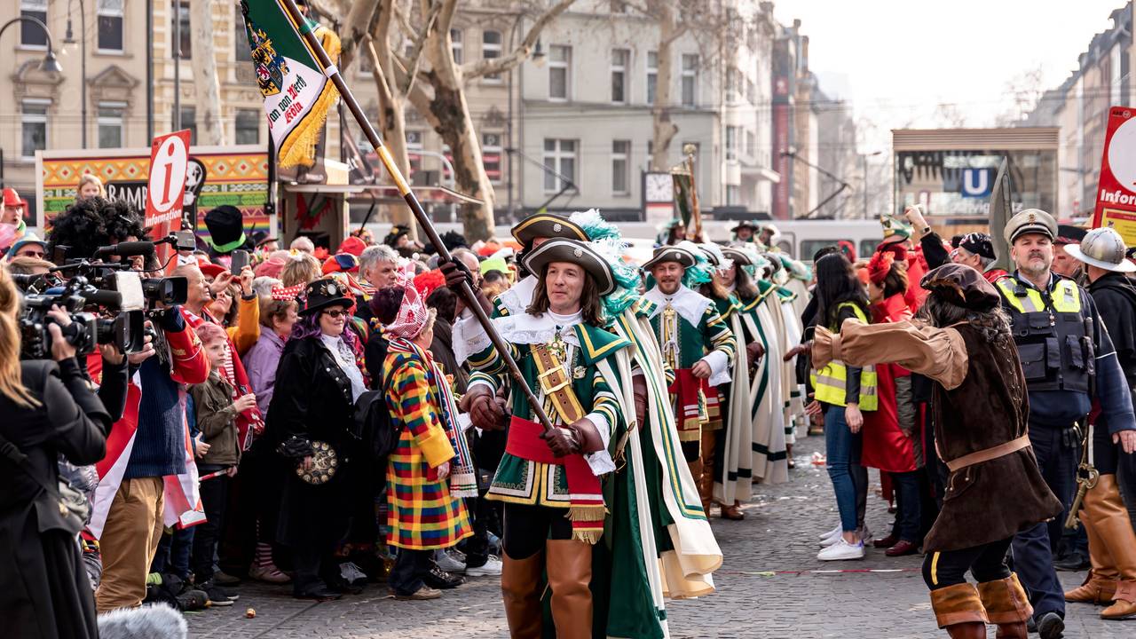 Historisches Schauspiel von Jan un Griet an der Severinstorburg in der Südstadt.