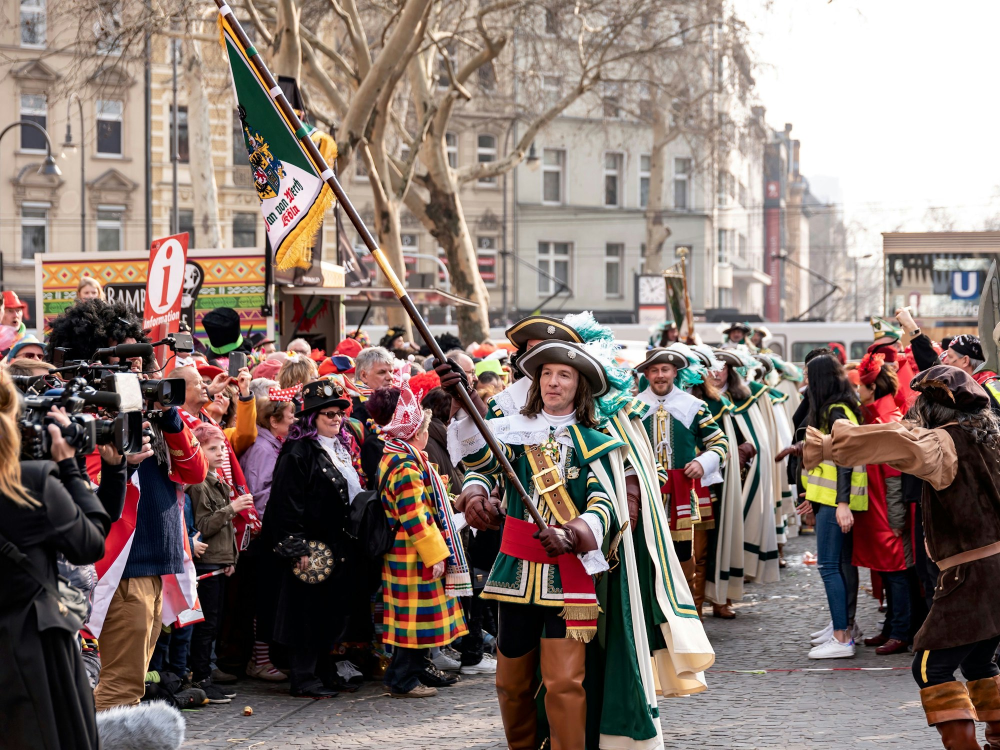 Historisches Schauspiel von Jan un Griet an der Severinstorburg in der Südstadt.