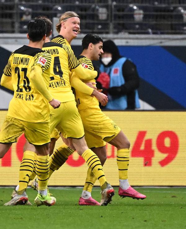 Die Spieler von Borussia Dortmund bejubeln den Siegtreffer in Frankfurt durch Mo dahoud