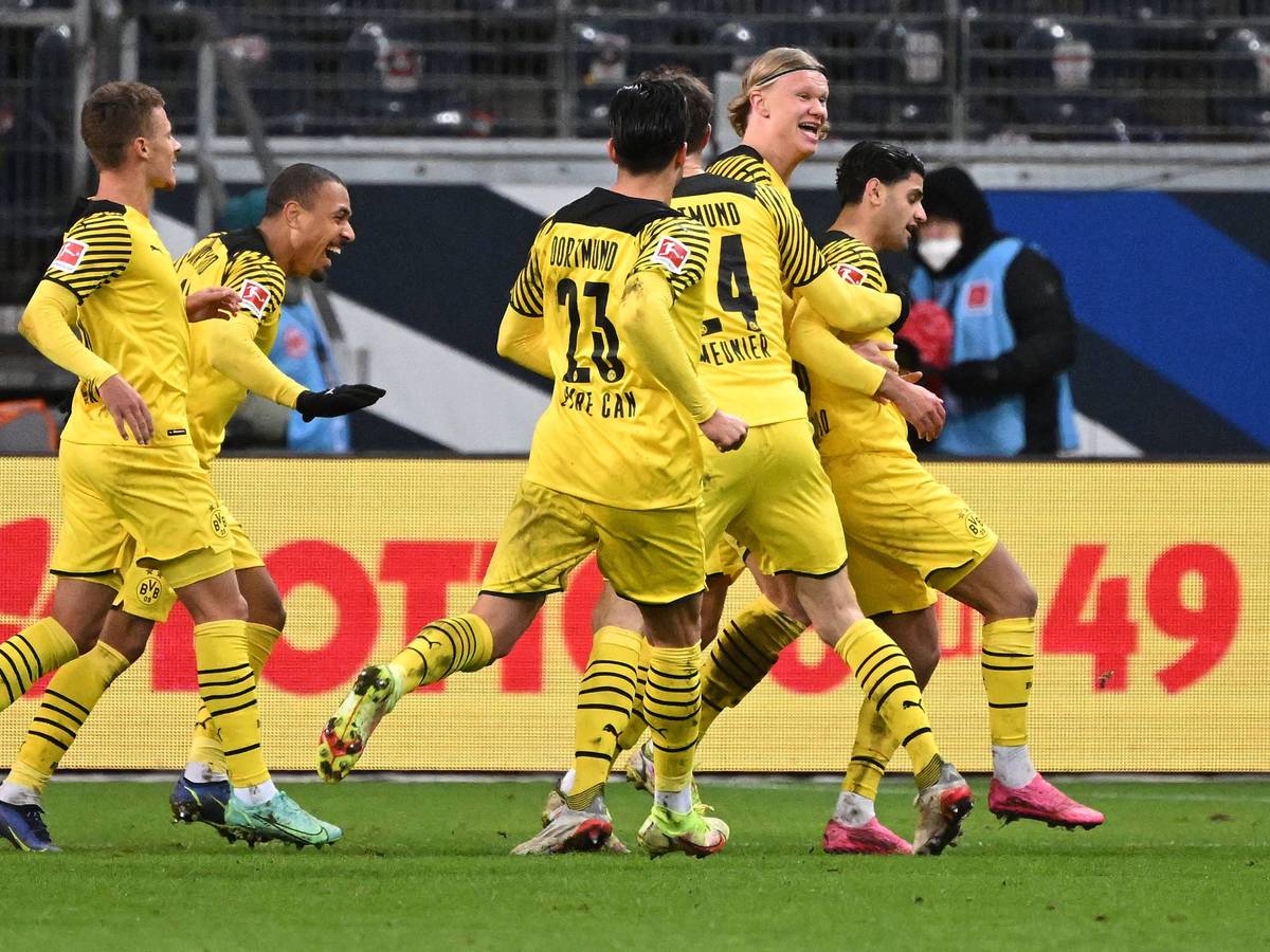 Die Spieler von Borussia Dortmund bejubeln den Siegtreffer in Frankfurt durch Mo dahoud