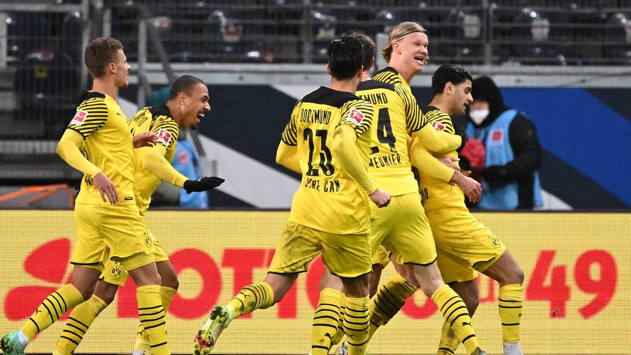 Die Spieler von Borussia Dortmund bejubeln den Siegtreffer in Frankfurt durch Mo dahoud