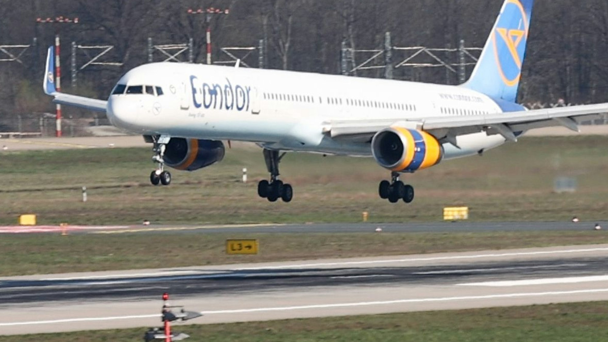 Eine Boeing 757 der Fluggesellschaft Condor aus Mallorca landet auf dem Flughafen Düsseldorf. Das Bild wurde am 30. März 2021 aufgenommen.