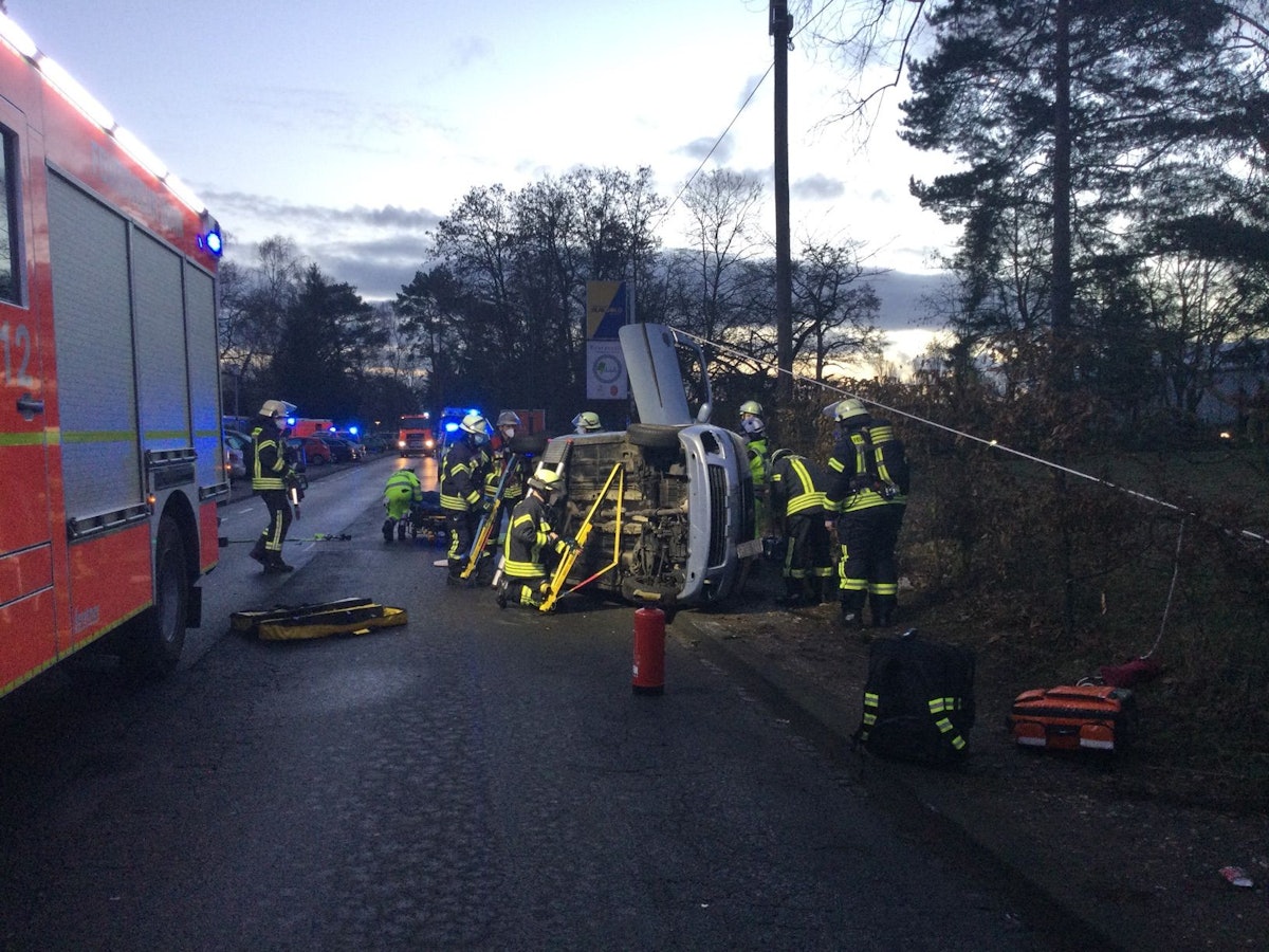 Einsatzkräfte stabilisieren das Unfallfahrzeug in Bonn-Tannenbusch.