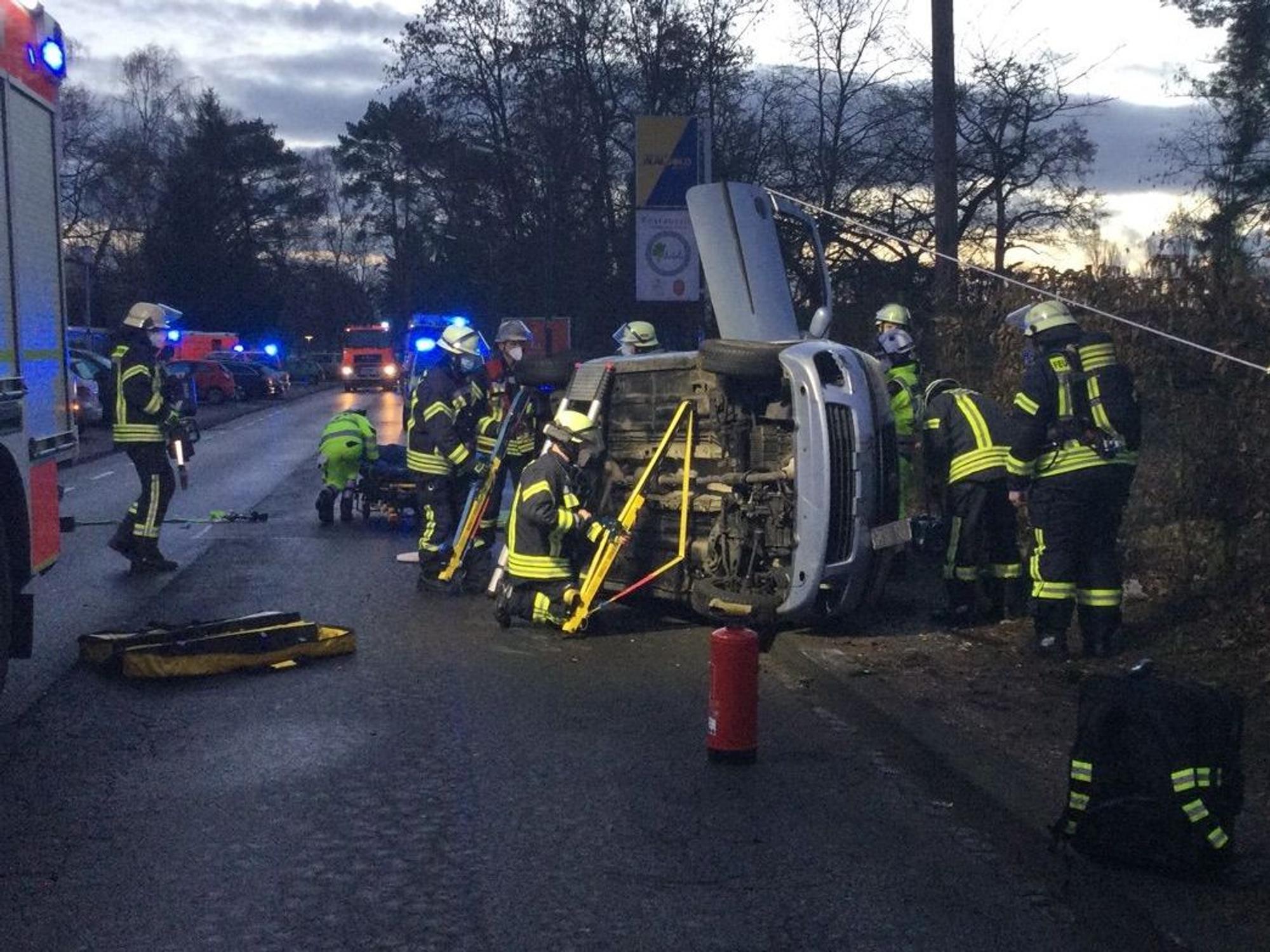 Einsatzkräfte stabilisieren das Unfallfahrzeug in Bonn-Tannenbusch.