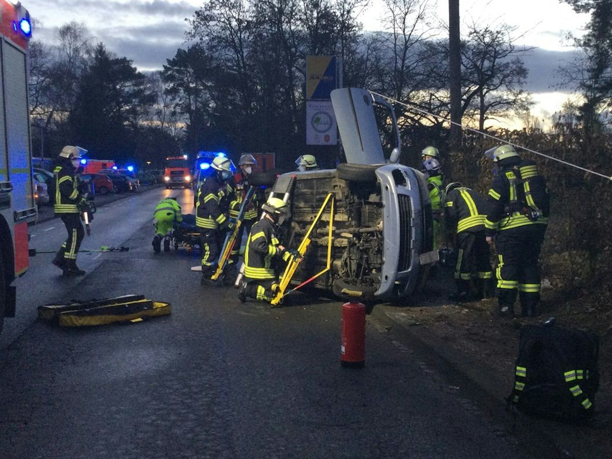 Einsatzkräfte stabilisieren das Unfallfahrzeug in Bonn-Tannenbusch.
