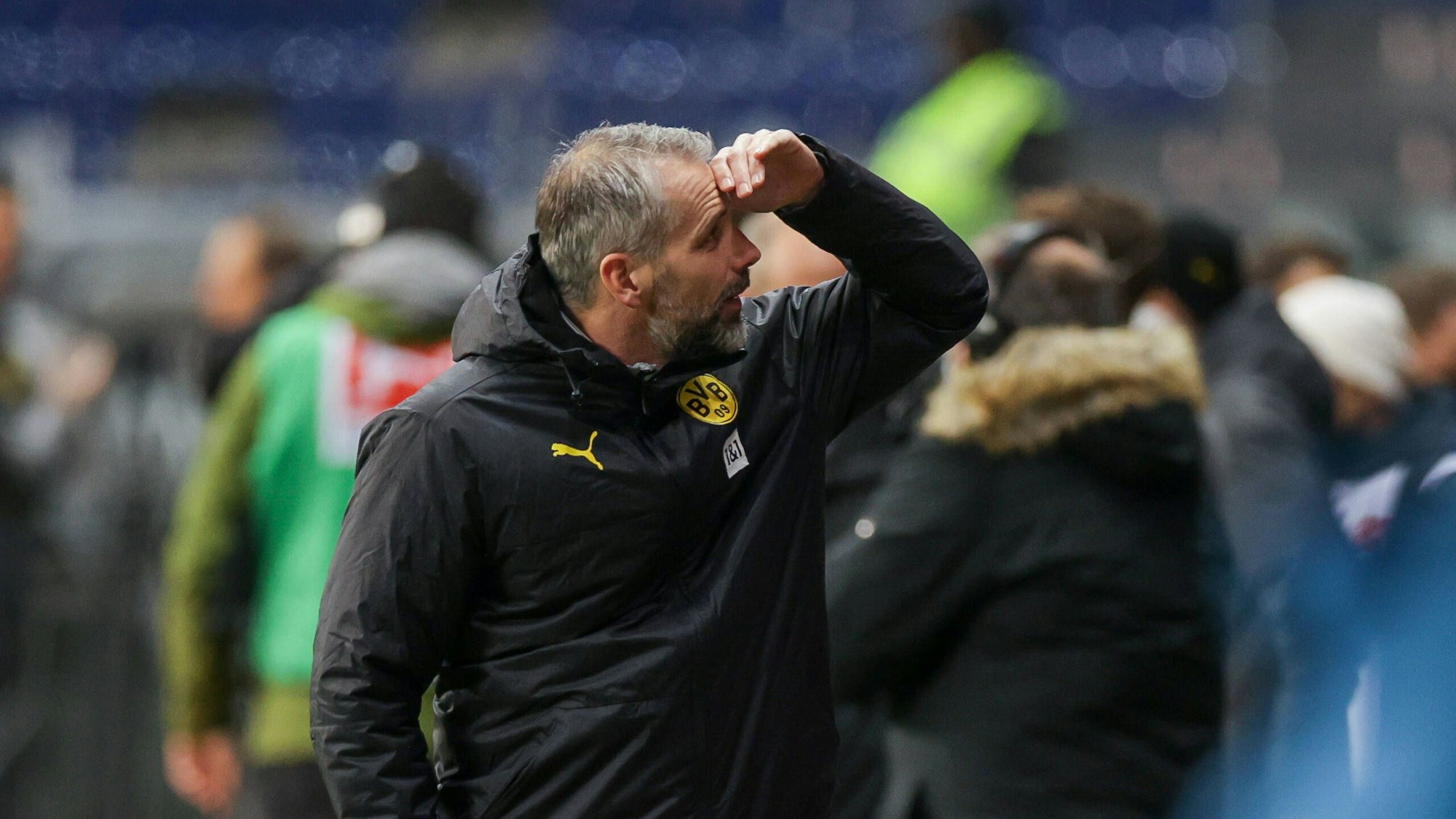 Marco Rose blickt auf die Tribüne