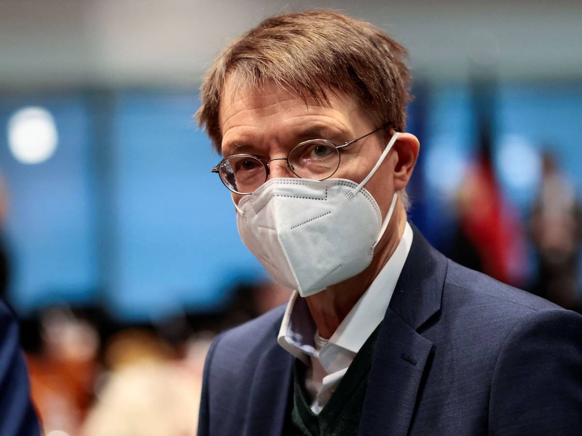 Gesundheitsminister Karl Lauterbach (SPD, hier bei der Kabinettssitzung am 5. Januar vor den Bund-Länder-Beratungen zur Corona Lage) bereitet Deutschland auf einen möglichen Super-Virus vor.