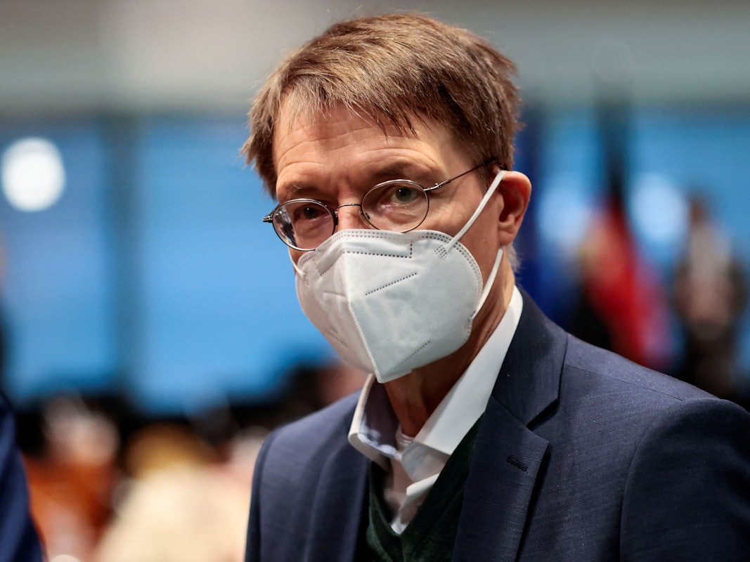 Gesundheitsminister Karl Lauterbach (SPD, hier bei der Kabinettssitzung am 5. Januar vor den Bund-Länder-Beratungen zur Corona Lage) bereitet Deutschland auf einen möglichen Super-Virus vor.