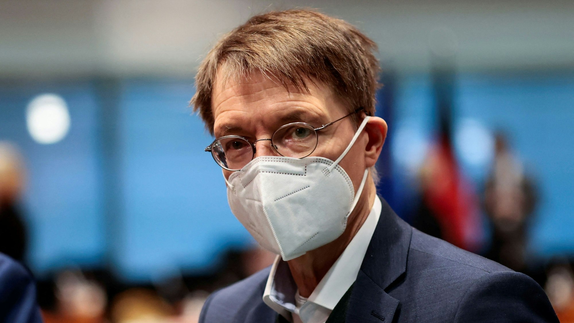 Gesundheitsminister Karl Lauterbach (SPD, hier bei der Kabinettssitzung am 5. Januar vor den Bund-Länder-Beratungen zur Corona Lage) bereitet Deutschland auf einen möglichen Super-Virus vor.