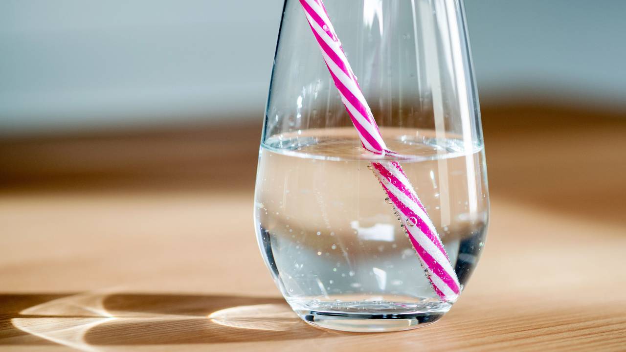 Rückruf: Mineralwasser von Volvic hat Verunreinigungen mit Reinigungsmittel aufgewiesen und soll nicht getrunken werden.
