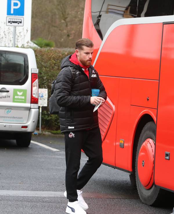 Timo Horn steigt bei der Arbeise vorm Spiel gegen Hertha BSC am Geißbockheim in den Mannschaftsbus.