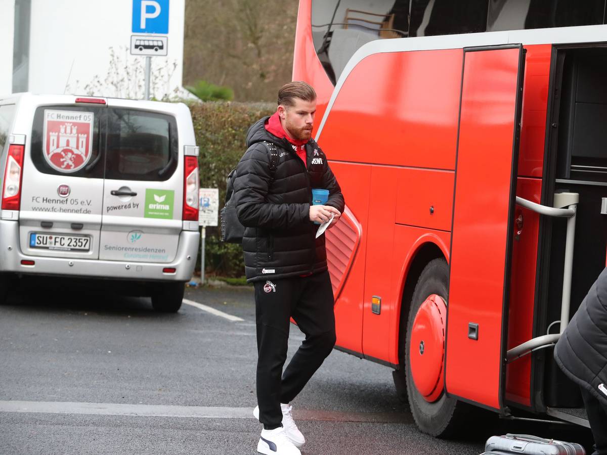 Timo Horn steigt bei der Arbeise vorm Spiel gegen Hertha BSC am Geißbockheim in den Mannschaftsbus.